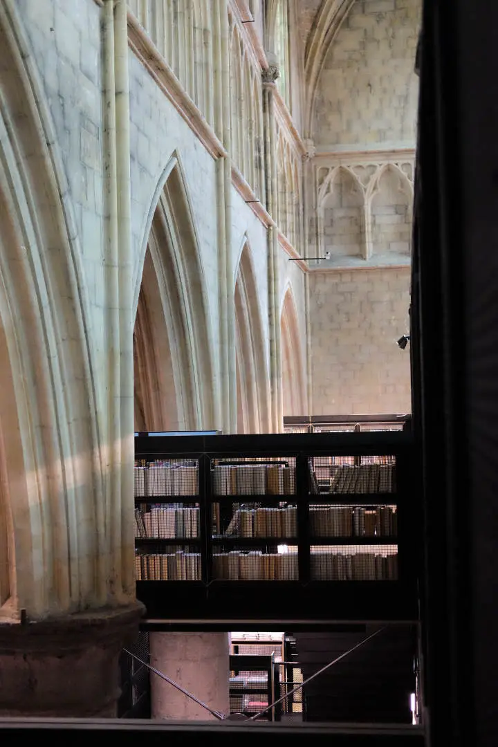 Historische Bibliothek mit Bögen und alten Büchern – Fotografie-Lexikon von De Long Hau