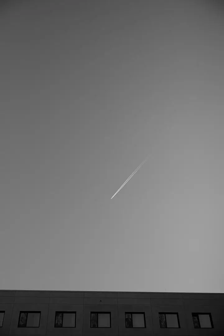 Gleichmäßiger Himmel mit Kondensstreifen, bei dem die Bildecken sichtbar abgedunkelt sind