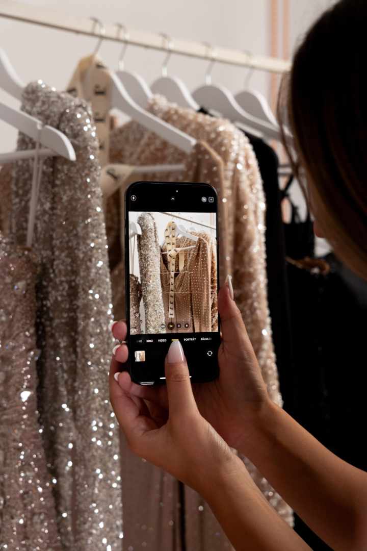 Foto eines iPhones, was ein Foto von Abendkleidern macht
