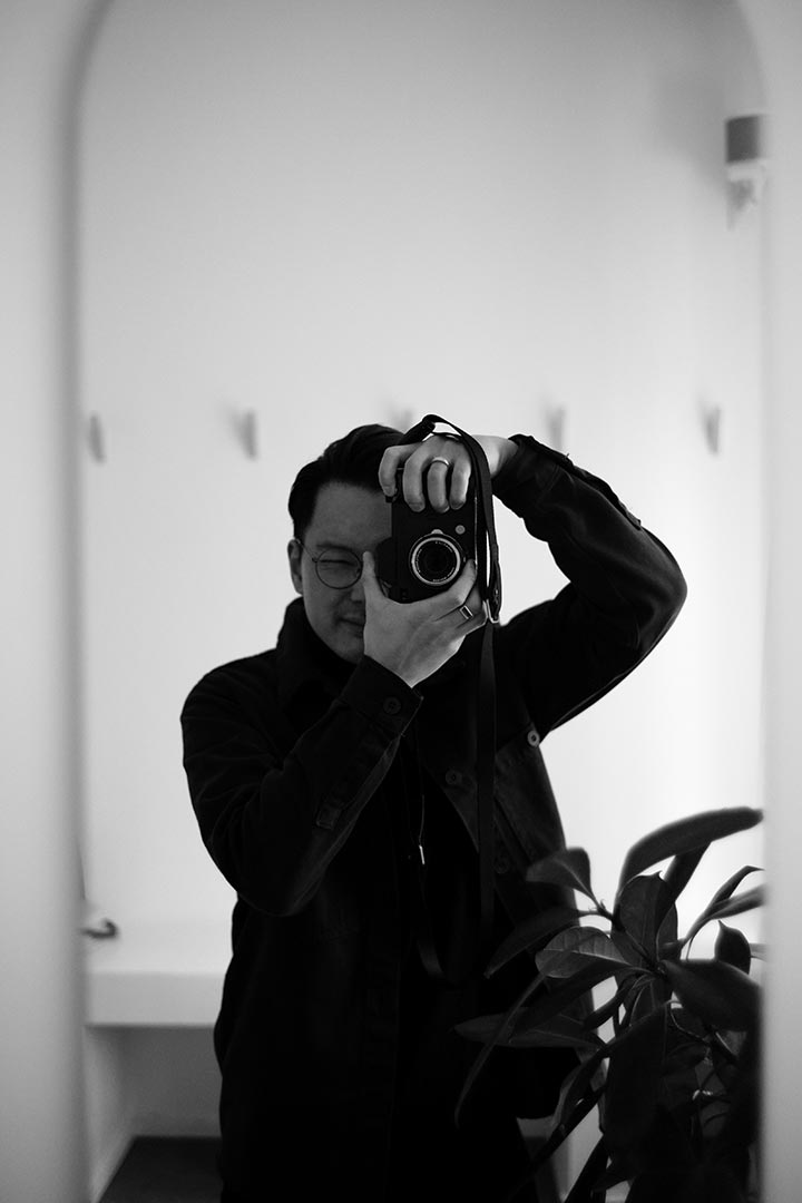 Der Fotograf und E-Commerce Berater De Long Hau in einem Spiegelselfie